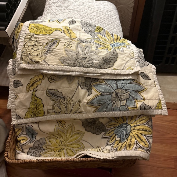 King size bedding, floral, threshold brand - Picture 1 of 3